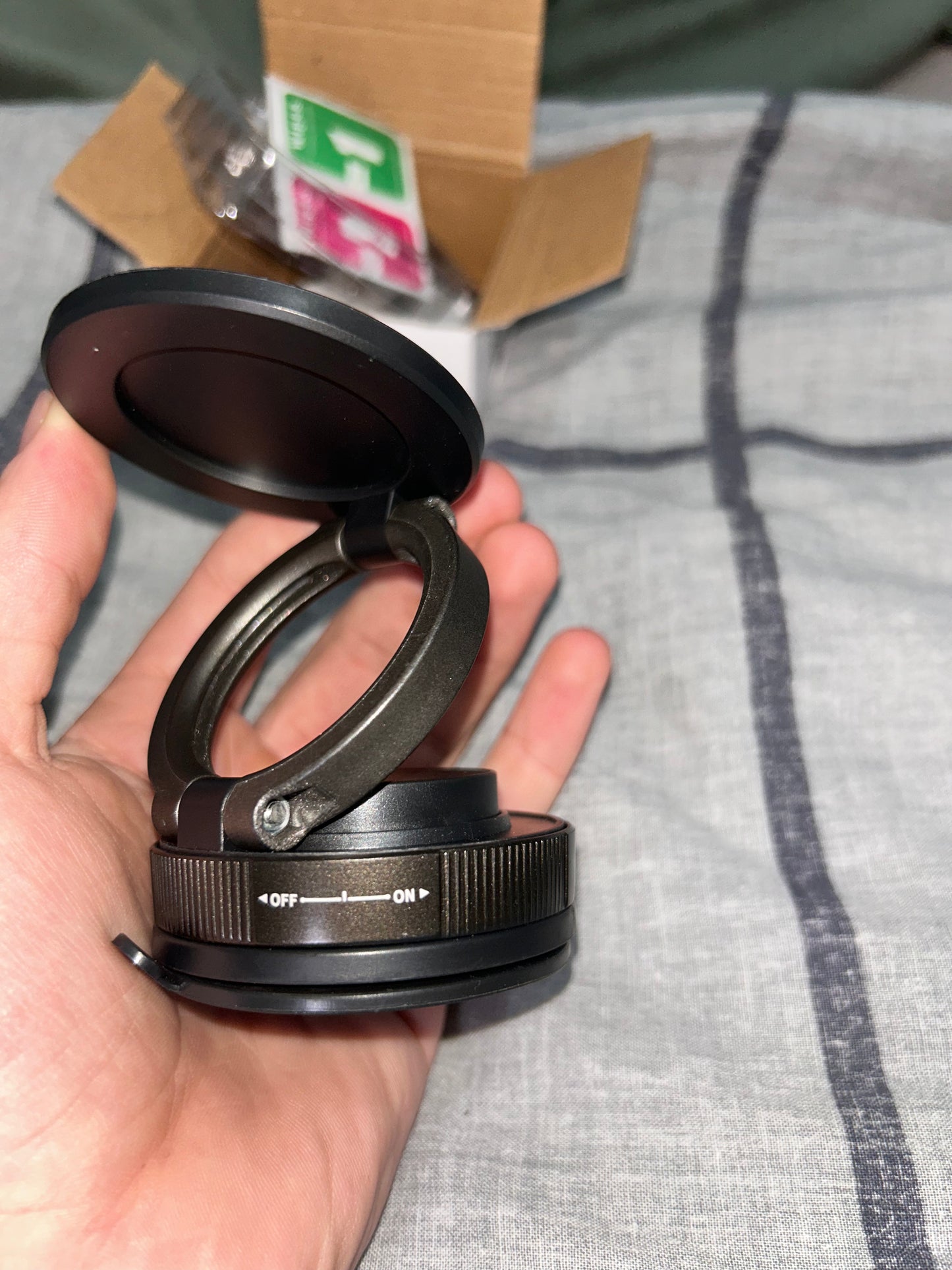 Support téléphonique magnétique universel pour voiture avec ventouse 360° — compact, puissant et tendance 2025